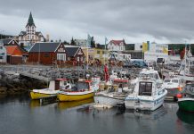 Húsavík, Island har en befolkning på 2.300 og er kendt for hvalsafari