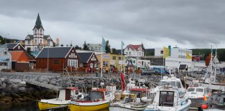 Húsavík, Island har en befolkning på 2.300 og er kendt for hvalsafari