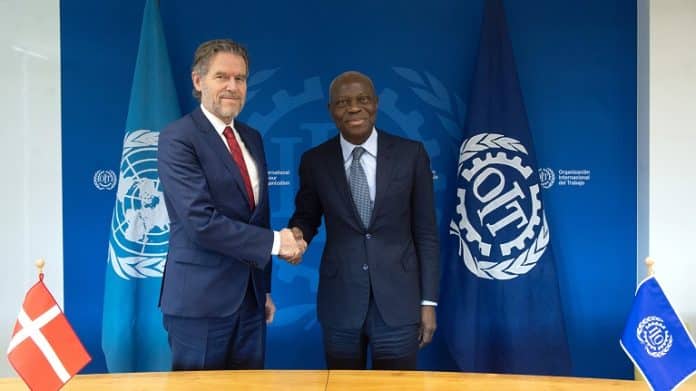 Billedet viser Gilbert F. Houngbo, Generaldirektør for ILO, underskriver en partnerskabsaftale med Ib Petersen, ambassadør og fast repræsentant, Den permanente mission fra Danmark, Genève. 17. november 2023.