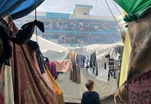 Palæstinensiske familier, der har mistet deres hjem, søger tilflugt på en UNRWA-skole i Deir Al Balah. © 2023 UNRWA Foto af Mohamed Hinnawi