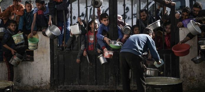 Børn venter på at få serveret mad i Rafah i den sydlige del af Gazastriben. Foto: UNICEF/Abed Zagout