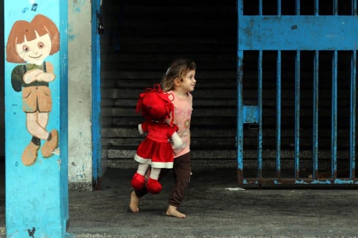 Aya, 5 år gammel, leger inde i en UNRWA-skole i Gazastriben, hvor hendes familie søgte tilflugt. Foto: OCHA