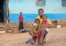 Mor med sine børn i Komanda, IIIturi-provinsen, DRC. Foto: OCHA/Wassy Kambale