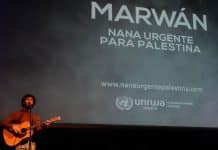 Sangeren Marwan optræder med "Akut Vuggevise for Palæstina" ved præsentationen på Dronning Sofía-museet i Madrid, Spanien, ved et arrangement organiseret af det spanske udvalg for UNRWA. Foto: UNRWAs spanske nationale komité