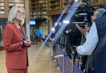 Sigrid Kaag briefede journalister efter et møde med EU's udenrigsministre. Foto: UNRIC.