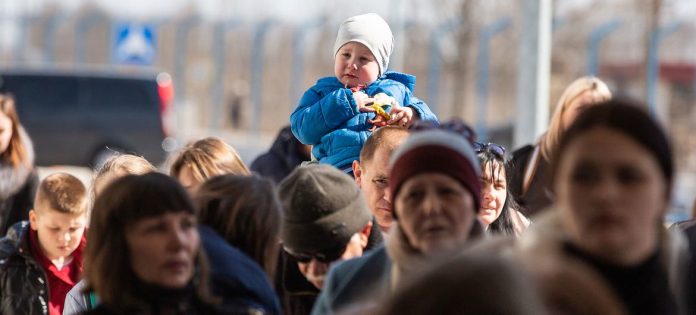 Ukrainische Familie flieht vor Kämpfen