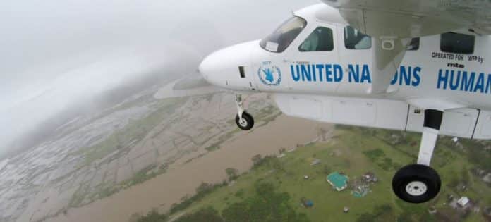 ©WFP Ein Flugzeug des Humanitären Flugdienstes der Vereinten Nationen (UNHAS) fliegt über die vom Zyklon verwüstete Insel Nosy Varika in Madagaskar.