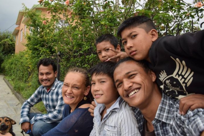 Vibeke Andrea Sefland with street children in Nepal | © Vibeke Andrea Sefland