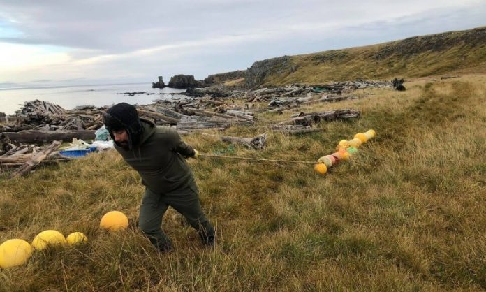 Iceland removing fisherman net