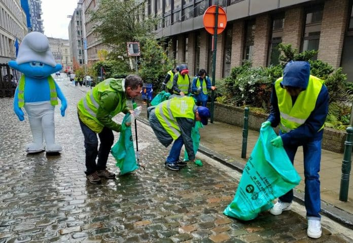 Brussels cleanup 2022 - UN/EU staff and Smurf cleaning the streets