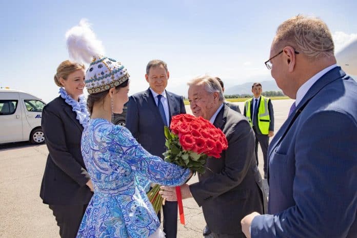 Michaela Friberg-Storey (left), UN Resident Coordinator welcomes Secretary-General António Guterres (second from right) on his arrival in Kazakhstan with local leaders.