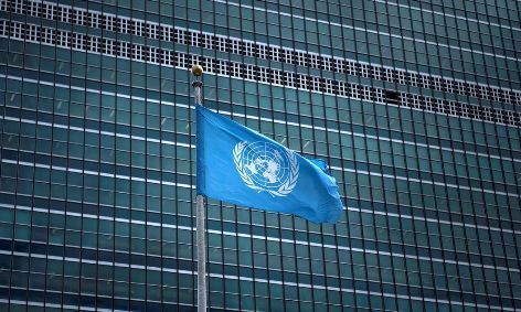 Bandera de la ONU frente a la sede