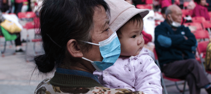 Unsplash/Joshua Fernandez Una abuela abraza a su nieta en Shenzhen, China