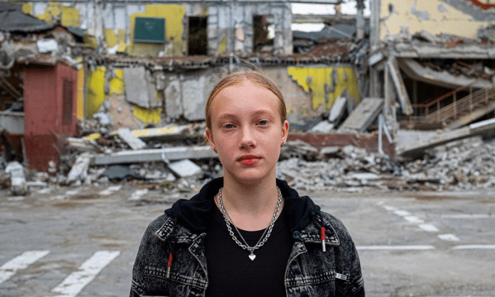 niña-escuela-destruida- Kharkiv-UNICEF-Ashley-Gilbertson