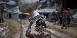 UNICEF/UN0215532/RichSandy Chuol, de 10 años, se dirige a su casa con el bidón de agua limpia que recogió en un punto de agua apoyado por UNICEF, en la ciudad de Malakal, devastada por la guerra, en Sudán del Sur.akal, dévastée par la guerre, au Soudan du Sud.