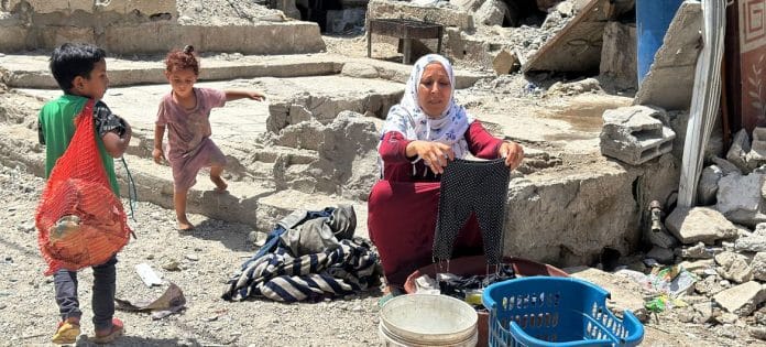 © UNRWA En la Franja de Gaza siguen escaseando el agua limpia y los alimentos nutritivos, lo que impulsa el aumento de las enfermedades y disminuye de los niveles de inmunidad de la población.