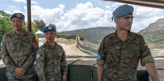 El Jefe de Misión de la FPNUL y Comandante de la Fuerza, Teniente General Aroldo Lázaro, visitó la posición china UNP 5-10 cerca de Hanniyeh, en el sur del Líbano. 6 de julio de 2024. Foto de Pasqual Gorriz (ONU).