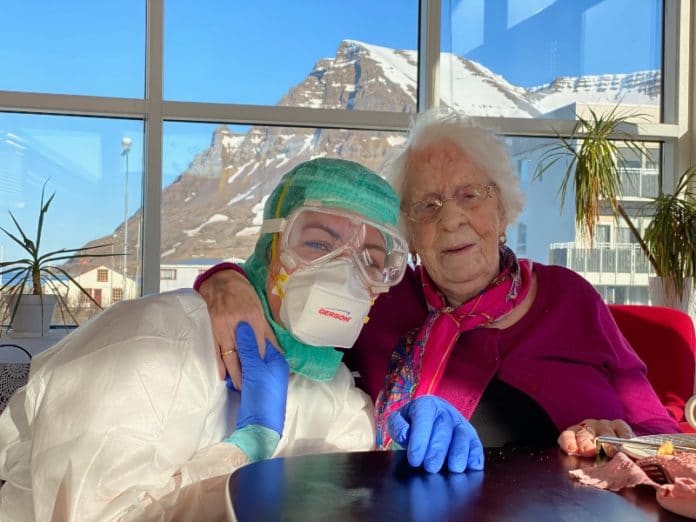 Helga Guðmundsdóttir and her grand-daugher Agnes Veronika. Photo: Jóhannes Kr. Kristjánsson.