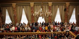 Train-de-la-démocratie-photo-avec-tous-les-jeunes-au-parlement