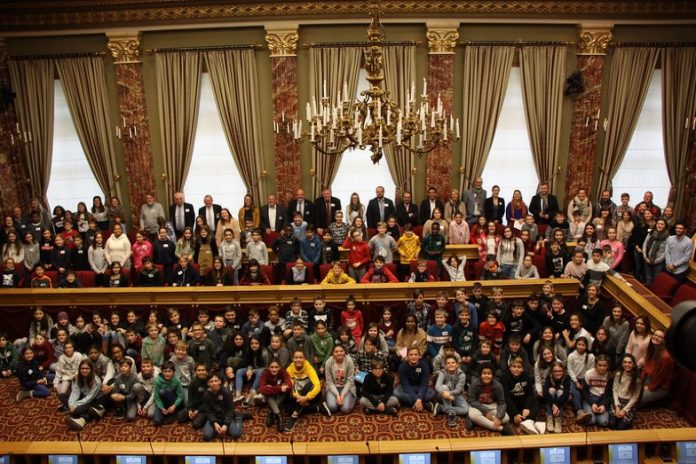 Train-de-la-démocratie-photo-avec-tous-les-jeunes-au-parlement