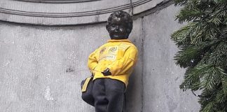 Manneken-Pis-porte-un-costume-I-am-a-Migrant