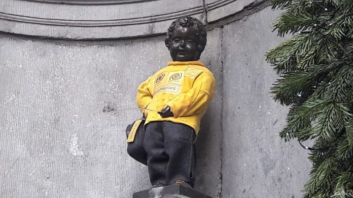 Manneken-Pis-porte-un-costume-I-am-a-Migrant