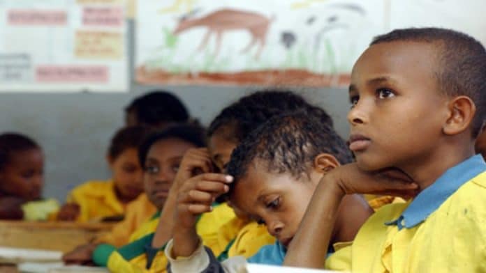 Dans enfants dans une salle de classe