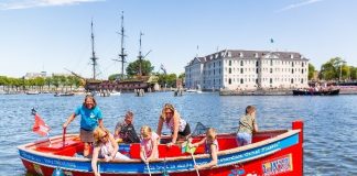 Des gens sur un bateau qui ramassent des déchets