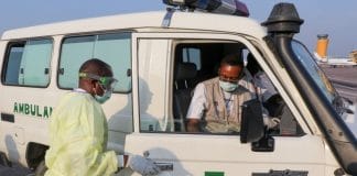 Ambulance et personnel de santé à l'aéroport international de Ndjili, République démocratique du Congo.