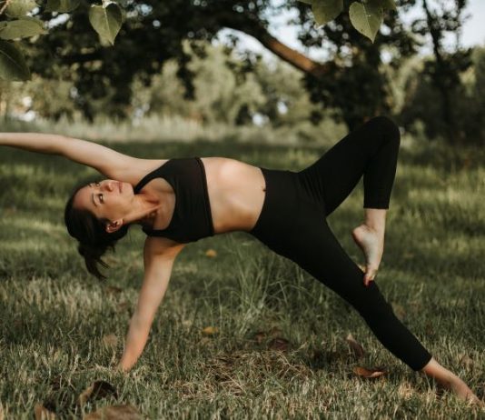 Deborah Nguyen en train de faire du yoga