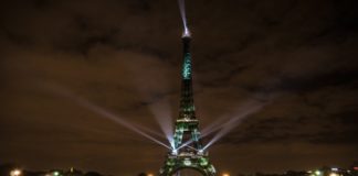 Photo de l'oeuvre de Naziha Mestaoui sur la tour Eiffel