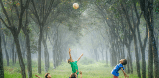 Quatre enfants jouant dans un parc