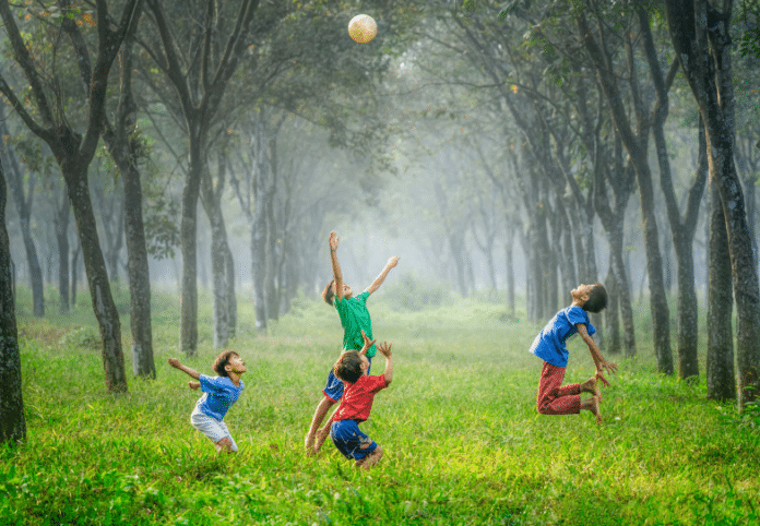 Quatre enfants jouant dans un parc