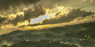 Camps de réfugiés Rohingyas vu de loin dans la brume au lever du soleil. Les réfugiés et déplacés frappés par les crises liées au COVID-19