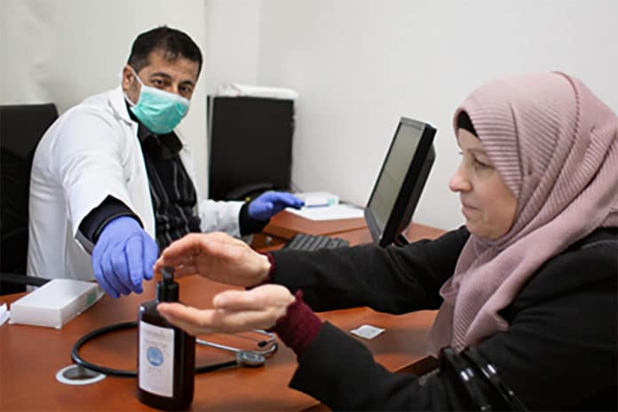 Une femme consulte un médecin dans le centre de santé de UNRWA à Jerusalem.