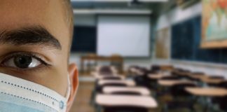 jeune portant un masque dans une salle de classe