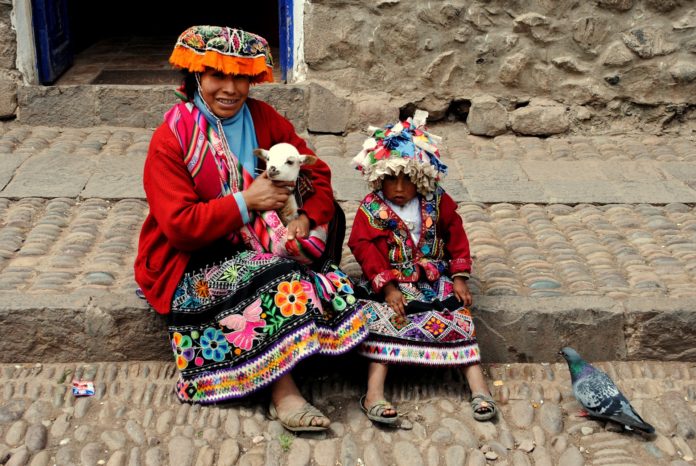 Femme et enfant péruviens en costumes traditionnels