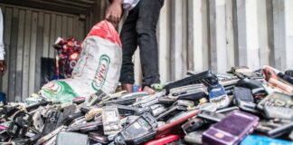 pile de téléphones portables à recycler