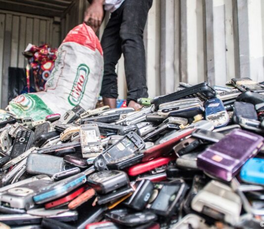 pile de téléphones portables à recycler