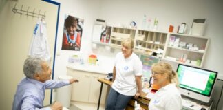 Monique, 63 ans, infirmière bénévole chez Médecins du Monde, durant une consultation © Médecins du Monde Luxembourg