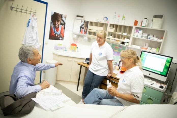 Monique, 63 ans, infirmière bénévole chez Médecins du Monde, durant une consultation © Médecins du Monde Luxembourg