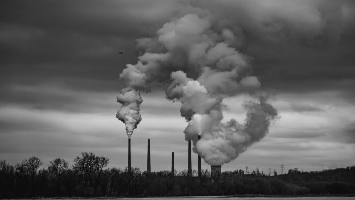 Fumées s'échappent de cheminées d'usines