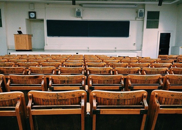 amphi-vide-etudiants-covid