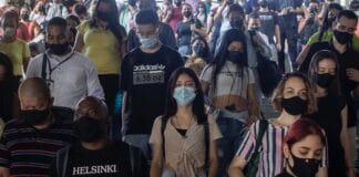 Des personnes portant des masques pour éviter la propagation du coronavirus lors de leurs déplacements en métro en Colombie dans le cadre de la pandémie de COVID-19.