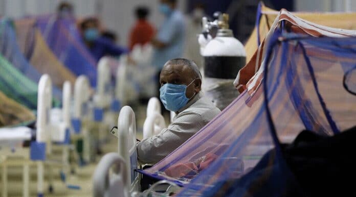 Patients recevant un traitement au centre de soins COVID-19 du village des Jeux du Commonwealth à New Delhi, en Inde.