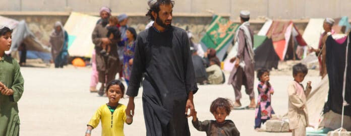 En Afghanistan, des familles ont fui leur foyer en raison du conflit et vivent désormais dans des camps de déplacés