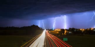 Autoroute la nuit sous ciel orageux