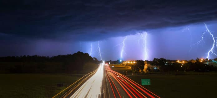 Autoroute la nuit sous ciel orageux