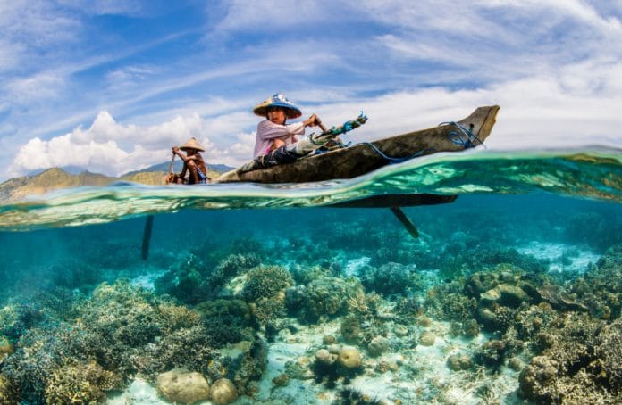 Des autochtones sur des pirogues sur un océan transparent (L’ONU veut protéger les océans au One Ocean Summit)