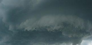 image d'une tornade sur la mer